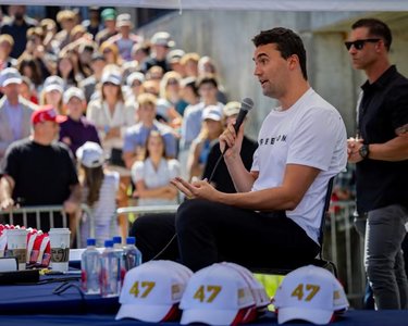 Ceremonie în memoria lui Charlie Kirk la Arizona. Preşedintele Donald Trump şi vicepreşedintele JD Vance, printre participanţi