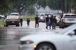 UPDATE-Un mort şi doi răniţi în SUA, într-un atac într-un centru de retenţie al poliţiei imigraţiei la Dallas. ”Atacatorul s-a sinucis prin împuşcare”, anunţă Kristi Noem. Atacatorul, un bărbat alb, un lunetist, era instalat pe un acoperiş