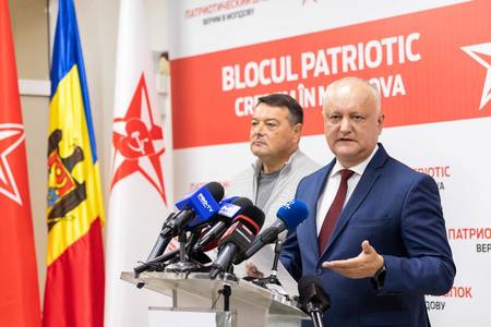 Igor Dodon: Mâine, la ora 12:00, ne vom întâlni în faţa Parlamentului, pentru un protest paşnic. Nu vom tolera revolte în masă. Mesaj către forţele de ordine: Nu vă supuneţi ordinelor dictatoriale ale unei puteri politice cuprinse de panică şi agonie