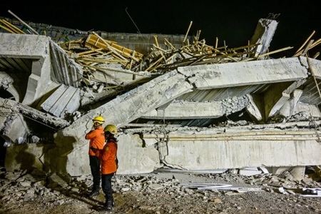 Trei morţi şi 38 de dispăruţi în Indonezia, în urma surpării internatului unei şcoli islamice, în timp ce muncitori turnau beton pentru a ridica încă un etaj