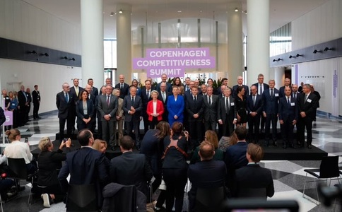 Dronele care zboară în spaţiul aerian european ”pot fi distruse”, ameninţă, la summitul CPE de la Copenhaga, Macron