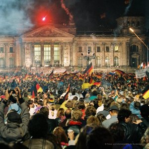 Democraţiile europene sunt în pericol, avertizează Merz şi Macron la 35 de ani de la reunificarea Germaniei