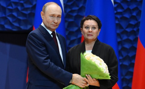 De ziua sa, Putin a convocat o şedinţă a Consiliului rus de Securitate şi are programate numeroase convorbiri telefonice. Nu se ştie dacă îl va suna şi Trump