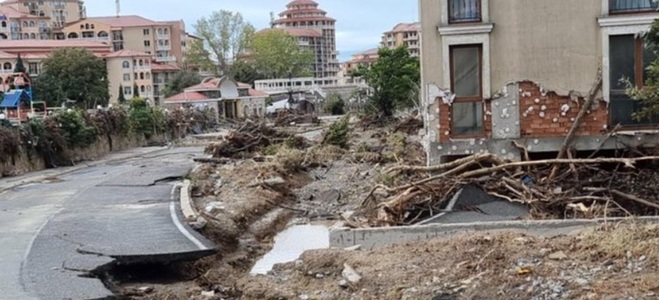 Cel puţin trei morţi în Bulgaria, în inundaţii în staţiunea Elenite, pe coasta de sud a Mării Negre. Mii de persoane evacuate, pagube. Starea de urgenţă, declarată în sector. Scandalul betonării litoralului relansat, Guvernul anunţă o anchetă