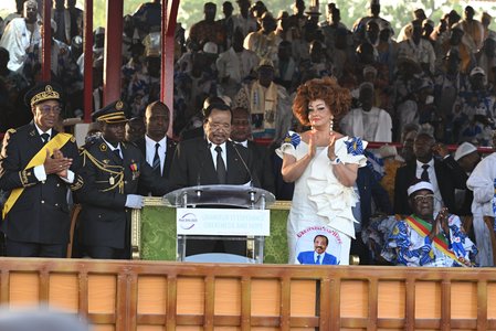 În vârstă de 92 de ani, preşedintele Camerunului îşi face o rară apariţie publică la un miting electoral pentru realegerea sa pentru un al optulea mandat - FOTO