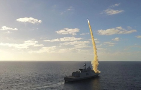 Fregata franceză Alsace interceptează cu succes ţinte supersonice, într-un exerciţiu cu rachete de tip Aster, anunţă Guvernul francez