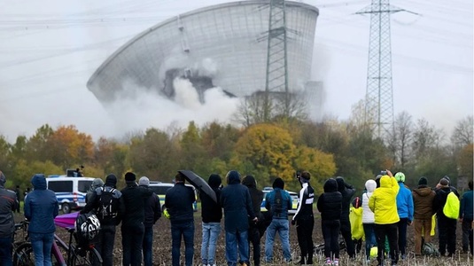 Germania demolează turnurile de răcire ale Centralei Nucleare de la Gundremmingen, în cadrul abandonării energiei nucleare. Desfiinţarea urmează să se încheie în 2040