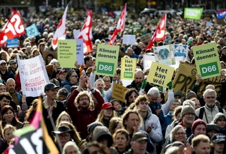 Zeci de mii de manifestanţi la Haga în favoarea luptei împotriva modificărilor climatice, absente din dezbatere, cu trei zile înaintea alegerilor legislative
