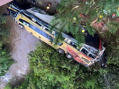 Cel puţin nouă morţi şi 29 de răniţi în nord-estul Argentinei, după ce un autocar cu etaj cade de pe un pod în urma unei coliziuni cu o maşină