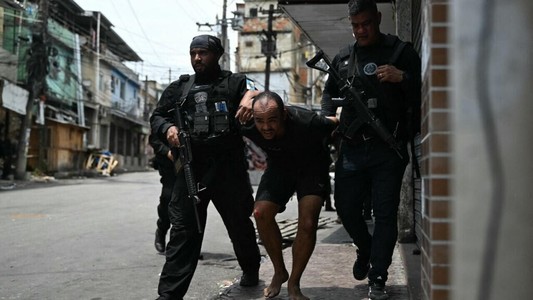 Cel puţin 18 suspecţi şi mai mulţi poliţişti au murit în timpul unei operaţiuni antidrog la Rio de Janeiro, cea mai amplă din istoria statului. Aproape 2.500 de agenţi au fost mobilizaţi - VIDEO