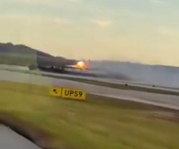 Cel puţin şapte morţi, după ce un avion de marfă s-a prăbuşit pe aeroportul din Kentucky / Cel puţin 11 persoane sunt rănite / Incendii majore la faţa locului şi în apropiere - FOTO/ VIDEO