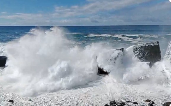 Trei morți în Tenerife din cauza valurilor puternice, insula în alertă