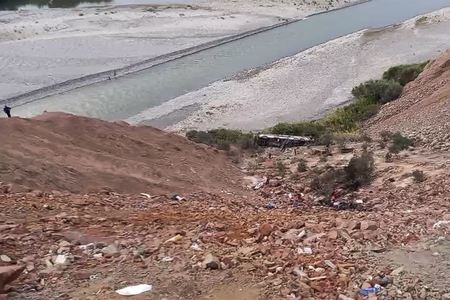 Accident de autobuz în Peru – Cel puţin 37 de persoane au murit după ce vehiculul a căzut într-o râpă