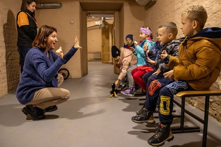 Save the Children - Armele explozive au provocat un număr record de victime în rândul copiilor în 2024, aproximativ 11.967