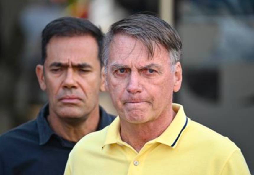 Bolsonaro dă vina pe efectele medicamentelor pentru manipularea brățării electronice