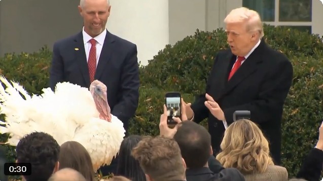 Trump folosește ceremonia curcanilor pentru a ironiza opoziția democrată