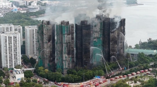 Hong Kong - Pompierii încearcă să stingă incendiul uriaş care a izbucnit într-un complex imobiliar/ Cel puţin 44 de persoane au murit, 279 de persoane încă date dispărute