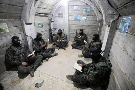 Hamas le cere mediatorilor să exercite presiuni asupra Israelului pentru ca să permită evacuarea unor combatanţi ”asediaţi” în tuneluri subterane sub oraşul Rafah de către armata israeliană, care a ucis 20 şi a arestat opt