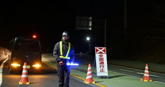 Cel puţin 30 de răniţi în Japonia, în urma cutremurului de magnitudinea 7,6 urmat de mai multe valuri de tsunami de 70 de cm înălţime. Evacuări, drumuri avariate, 2.700 de gospodării private de electricitate, incendii, circulaţia TGV suspendată