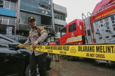 Cel puţin 22 de morţi în Indonezia, după ce o baterie de dronă explodează la parterul unui bloc de birouri de şapte etaje şi provoacă un incendiu