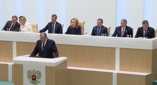 Lavrov îl acuză pe Trump, în Consiliul Federaţiei, că nu se grăbeşte să ridice sancţiunile impuse Rusiei, ci le extinde, şi avertizează că o căutare a unor sisteme alternative de plată ”ia amploare şi nu doar în BRICS”