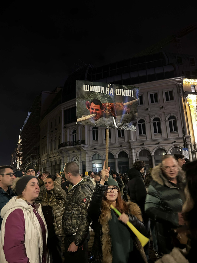 Mii de bulgari cer pe străzi demisia guvernului înaintea votului de neîncredere