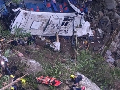 Columbia: Cel puţin zece persoane au murit după ce un autobuz cu elevi a căzut într-o râpă - VIDEO