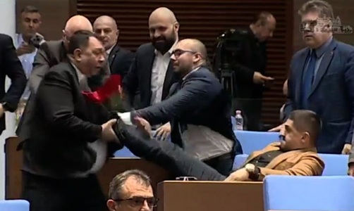 Bătaie în Parlamentul bulgar în timpul dezbaterii bugetului de stat