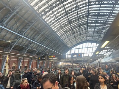 BBC - Întârzierile Eurostar intră în a doua zi, după ce mulţi pasageri au rămas blocaţi peste noapte în trenuri