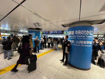 O pană de curent blochează liniile de tren din Tokyo, afectând mii de călători