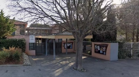 O profesoară între viaţă şi moarte, în Franţa, în urma unui atac cu cuţitul la un colegiu din Sanary-sur-Mer, în Var. Un elev de 14 ani, arestat şi plasat în arest preventiv cu privire la ”tentativă de asasinat”