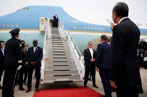 "Nimic din China nu este permis în avion”. Echipa lui Trump a aruncat telefoanele, ecusoanele şi cadourile primite de la chinezi înainte de îmbarcarea în Air Force One