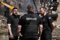 Zelenski a vizitat cartiere avariate la Kiev după atacul rus cu Oreşnik