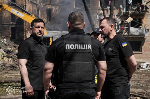 Zelenski a vizitat cartiere avariate la Kiev după atacul rus cu Oreşnik