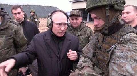 Putin le şterge, prin lege, datoriile de până la 120.000 € ale recruţilor care luptă timp de un an în Ucraina