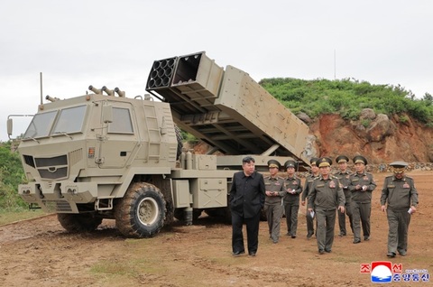 Kim Jong Un a supervizat testarea unui nou sistem lansator de rachetă polivalent uşor şi unui dispozitiv multiplu de rachetă tactică de croazieră