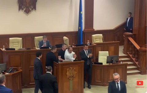 Scandal în Parlamentul Republicii Moldova, unde primarul Chişinăului Ion Ceban a fost scos cu forţa din sală - VIDEO