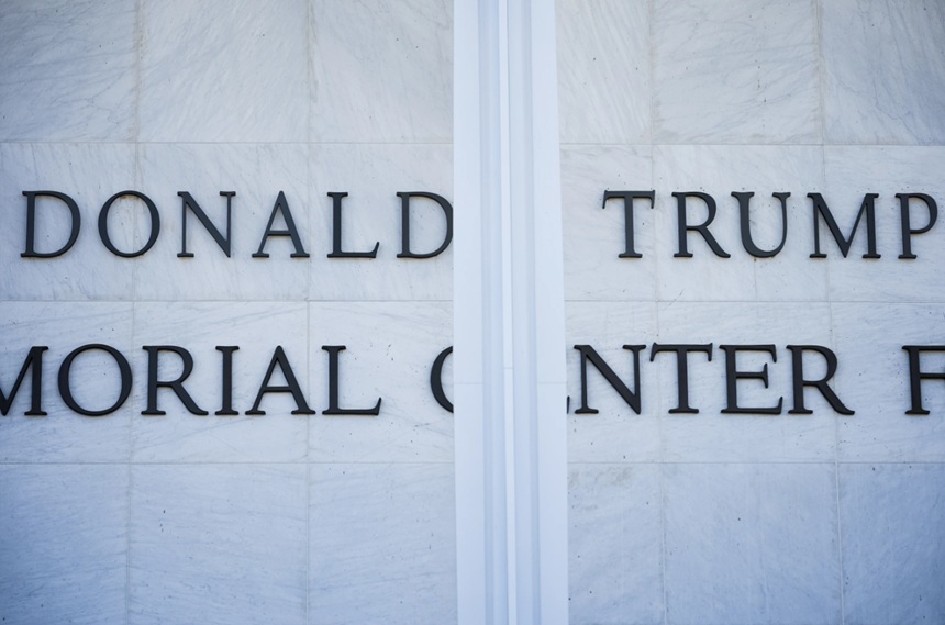 Trump anunţă coleric pe Truth Social că renunţă la controlul Kennedy Center, în urma înfrângerii judiciare suferite, şi că vrea să-l transmită Congresului