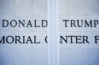 Trump anunţă coleric pe Truth Social că renunţă la controlul Kennedy Center, în urma înfrângerii judiciare suferite, şi că vrea să-l transmită Congresului