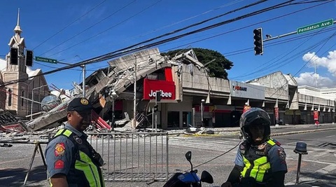 Cel puţin opt morţi, patru răniţi şi pagube importante în Filipine, în urma cutremurului de magnitudinea 7,8, care a declanşat o alertă de tsunami la Pacific. Replică de magnitudinea 6,1 în sudul Filipinelor. Ordin de evacuare în nord, din cauza riscului