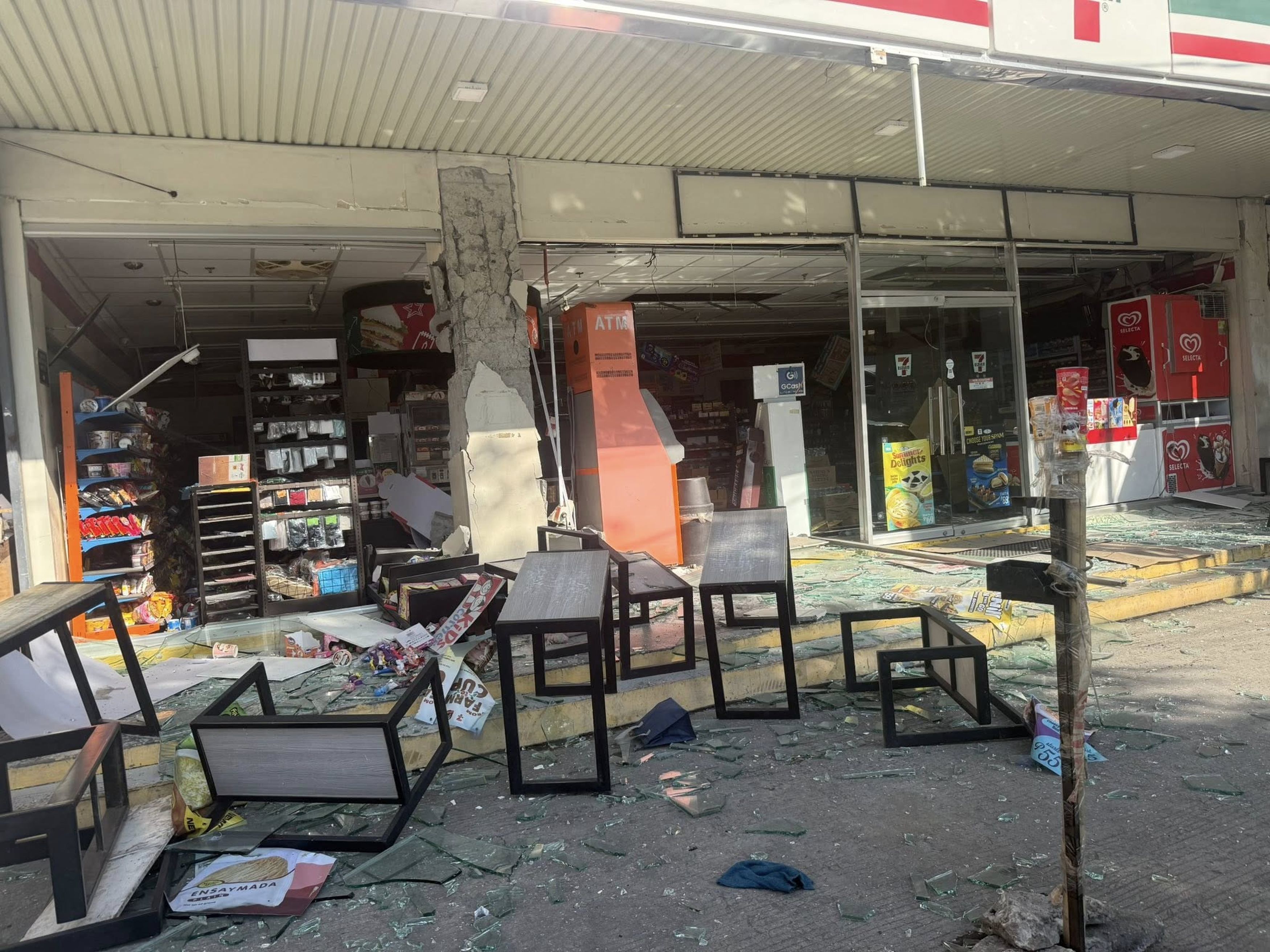 Cel puţin 32 de morţi în cutremurul din Filipine, potrivit celui mai recent bilanţ. Alerta de tsunami a fost ridicată, dar supravieţuitorii povestesc că au trăit momente de groază