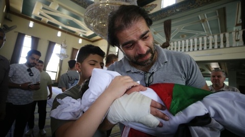 Organizaţia israeliană de apărarea drepturilor omului B'Tselem difuzează o înregistrare video care contrazice versiunea armatei israeliene privind uciderea unui bebeluş palestinian, Sam Fahd Abu Haikal, la vârsta de şapte luni, la Hebron, în Cisiordania o