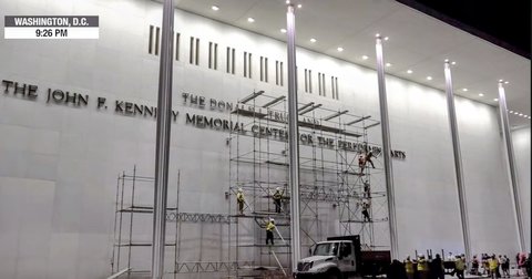 Într-o operaţiune desfăşurată în zori, numele lui Trump a fost îndepărtat de pe clădirea Kennedy Center