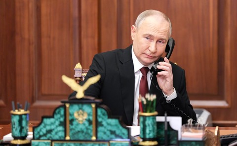 Putin l-a sunat pe Trump şi au convenit ca emisarii americani să se ducă „în curând” în Rusia