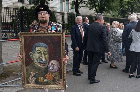 ”Totul arată” că uciderea în Polonia a caricaturistului rus Robert Kuzovkov, un critic al lui Putin, este un ”asasinat politic”, acuză premierul polonez. Donald Tusk. Asasinul, care a tras trei focuri de armă şi după ce caricaturistul a căzut, încă două d