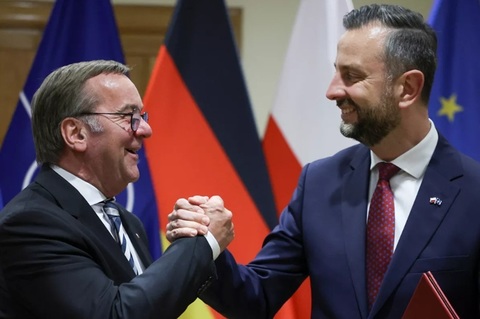 Polonia şi Germania semnează un acord de securitate cu ambiţii reduse din cauza unor reticenţe istorice ale dreptei poloneze şi riscului unui veto al preşedintelui polonez, după ce Varşovia a semnat tratate de apărare cu Franţa şi Regatul Unit