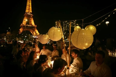 Cină în Alb sub Turnul Eiffel