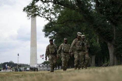 Trump ameninţă cu închisoare pe oricine avariază bazinul de la Lincoln Memorial. El nu-şi asumă numeroase probleme de după renovare, considerate de opozanţi o metaforă a unei preşedinţii ratate
