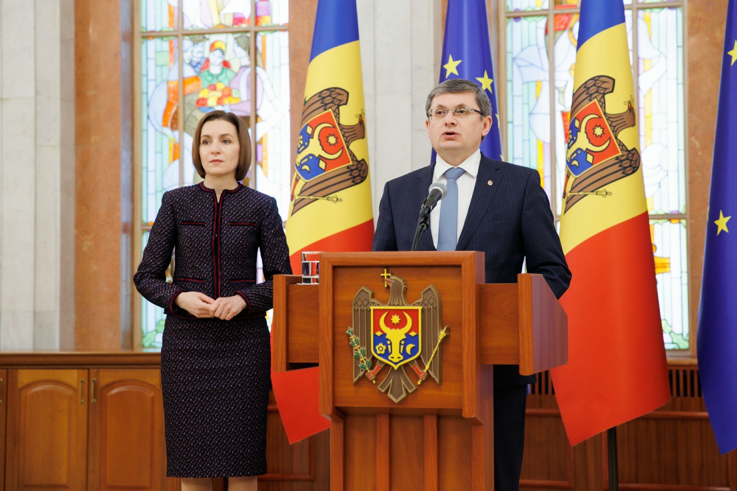 Scandal la vârful puterii în R. Moldova, după o investigaţie de presă ce a arătat nereguli în compania Moldatsa. Liderul PAS anunţă demisii şi excluderi din partid, în timp ce Maia Sandu spune că „nu o recunoaşte” pe verişoara angajată pe un salariu enorm