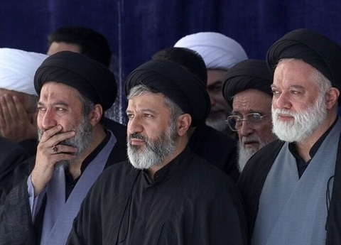 Iran: Trei dintre fiii lui Ali Khamenei, prezenţi la funeralii. Însă lipseşte succesorul liderului iranian - VIDEO